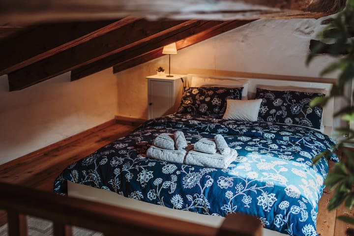 Veliki međuspratni prostor s 4 kreveta, prostor za opuštanje s TV-om i pametnom radnom stanicom