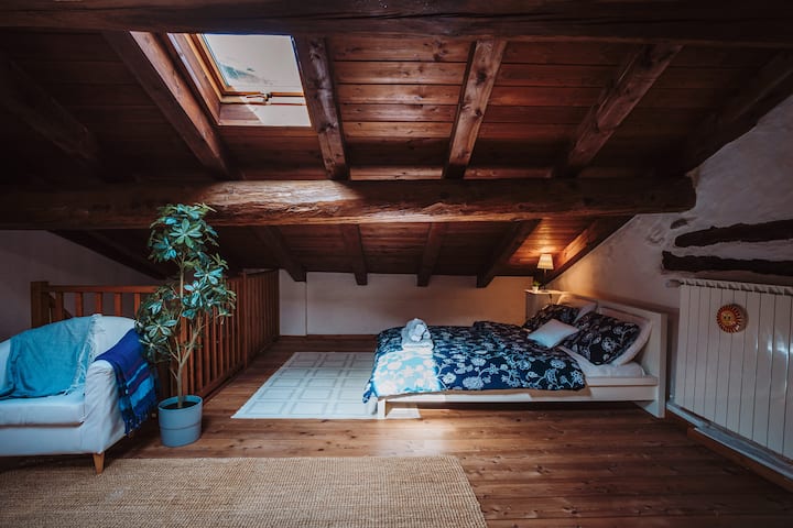 Ambient i madh me 4 krevate, hapësirë çlodhjeje me televizor dhe stacion pune inteligjent