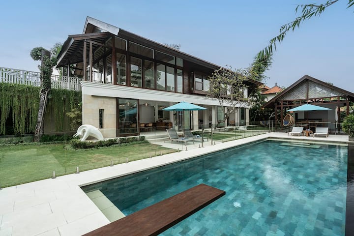 Modern 6BR Luxury Villa with Massive Fenced Pool
