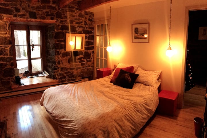 Een koele slaapkamer in de kelder met een tweepersoonsbed