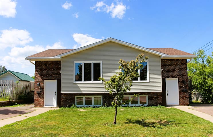 Twin Haven : 2-homes-in-1 – Near YQM Country Fest