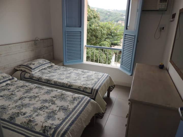 Manguinhos Room located on the second floor of the house. Equipado s dva odvojena kreveta. Ima klima-uređaj, komodu, ogledalo, slugu za isključivanje zvuka i vješalice. 