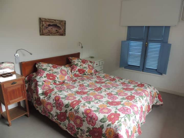 Geribá Suite nalazi se na drugom katu kuće,  s bračnim krevetom. Ima klima-uređaj, stropni ventilator, komodu, ogledalo, slugu za isključivanje zvuka i vješalice. 