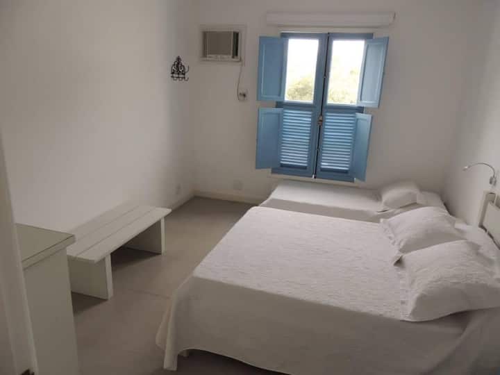 Ferradura Room, located on the second floor of the couple,  with a double bed and a single bed. Ima klima-uređaj, komodu, slugu za isključivanje zvuka i vješalice. 