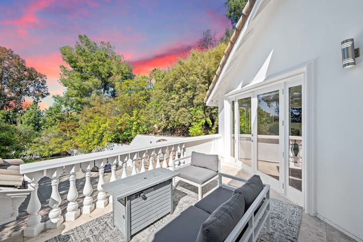 Private 5 bed/6bath Encino Estate w/ Pool gallery image 4