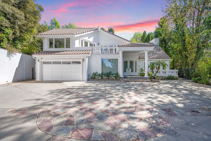 Private 5 bed/6bath Encino Estate w/ Pool gallery image 3