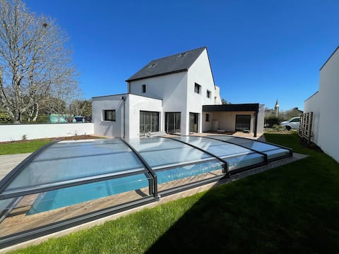 Villa with pool, close to beach