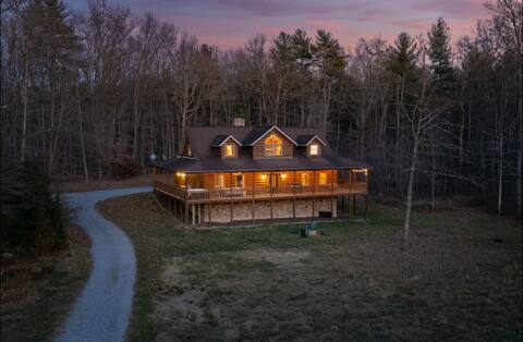 Mountain Retreat - Pondside Pet-Friendly Lodge