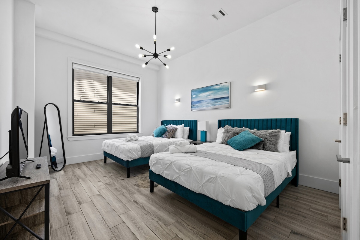 ห้องนอนนี้มีกระจกบานใหญ่และทีวีติดตั้งรวมการใช้งานจริงและความสะดวกสบายเข้าด้วยกันทำให้เป็นที่พักที่น่าอยู่และคุณจะรู้สึกเหมือนอยู่บ้าน