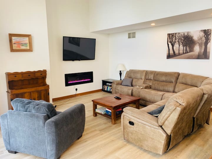5 Bedroom Pet-friendly Lakefront Home W/ Hot Tub - Lake Anna, VA