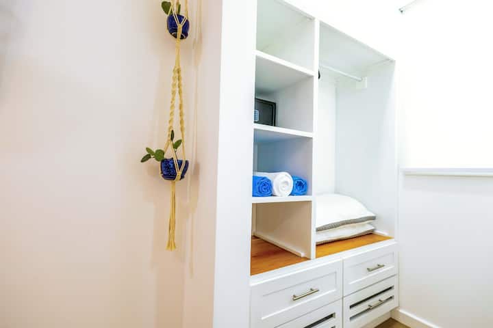 La chambre respire la sophistication avec un design méticuleux et un souci du détail, créant un environnement tranquille et distingué.