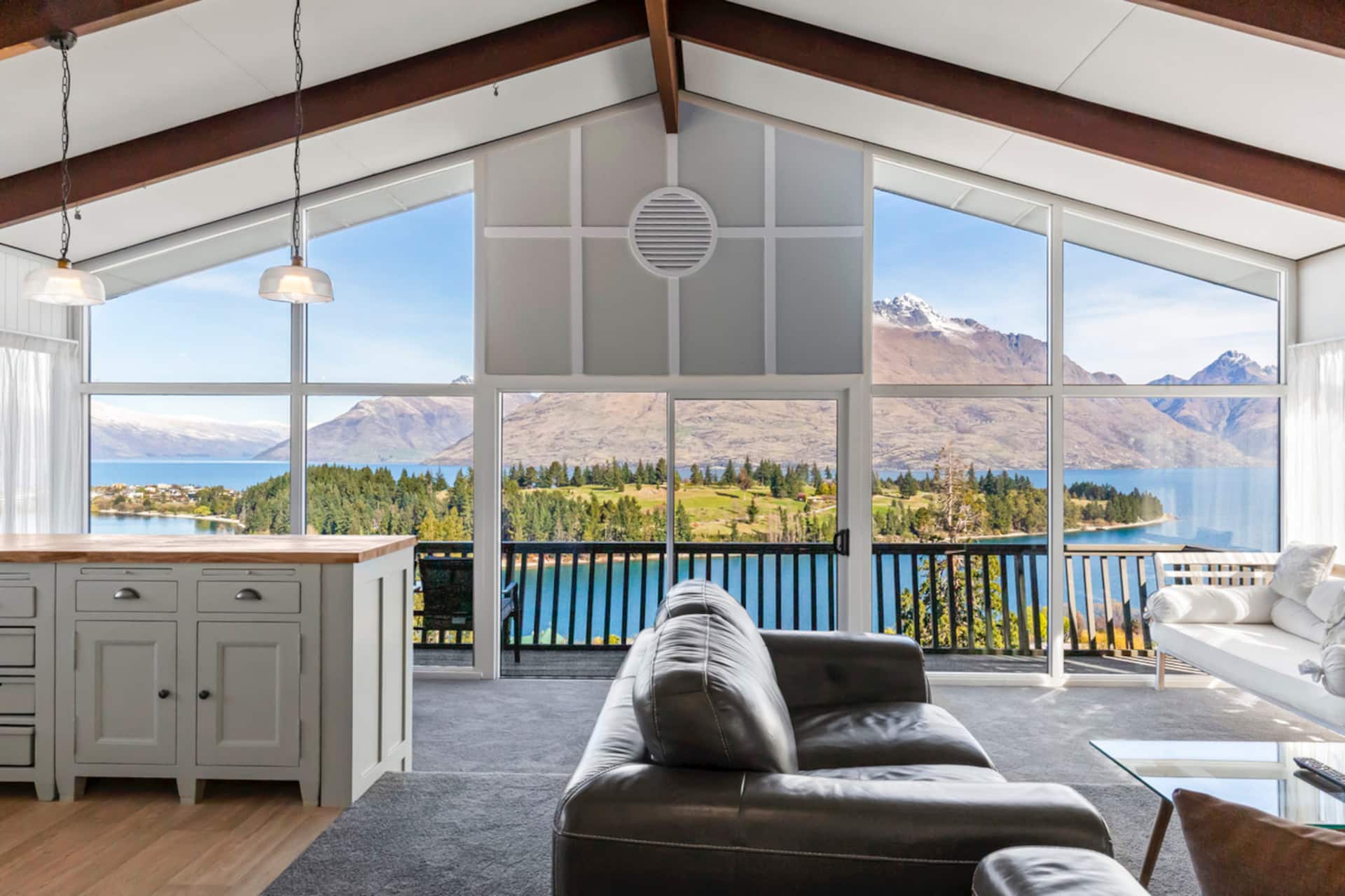 That View! 3 brm Sunny & Spacious