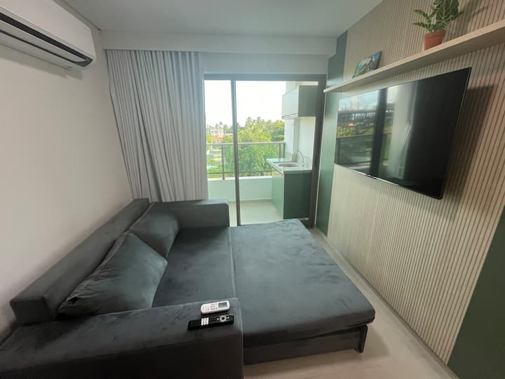 Sofá Cama para 2 pessoas, TV de 50" e Ar condicionado. 