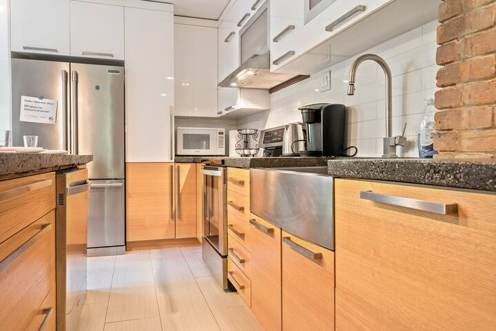 *Stylist Penthouse* 3 BDRs* old Montréal *parking* gallery image 4