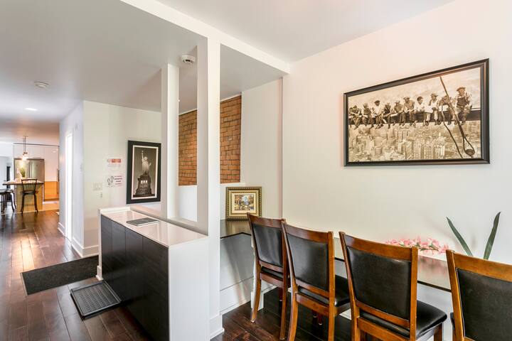 *Stylist Penthouse* 3 BDRs* old Montréal *parking* gallery image 3