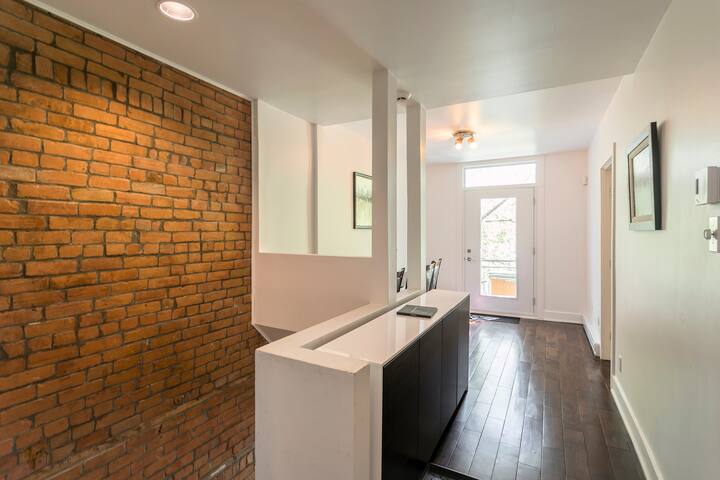 *Stylist Penthouse* 3 BDRs* old Montréal *parking* gallery image 5