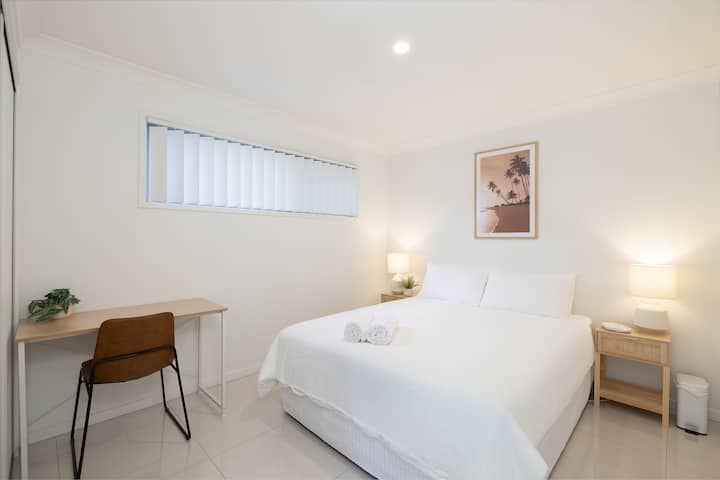 El espacioso dormitorio ofrece una cama tamaño queen, un amplio espacio en el armario y mesitas de noche con lámparas de lectura. El diseño relajante y minimalista lo convierte en un refugio perfecto después de un largo día de exploración o trabajo, lo que garantiza que tu estancia sea lo más cómoda posible.