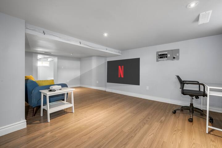 Luxe Home | 2 King Beds, Theatre Room, Near Beach gallery image 2