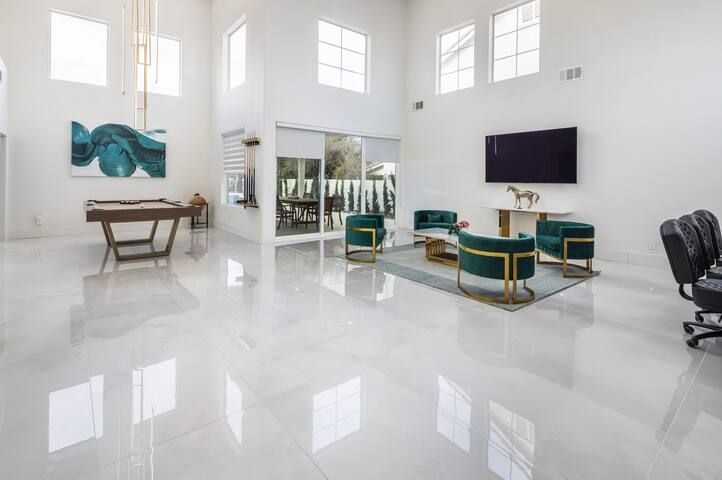 Luxurious Home: Pool, Sauna, Cinema, Gym & More gallery image 5