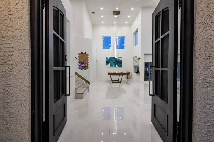 Luxurious Home: Pool, Sauna, Cinema, Gym & More gallery image 2