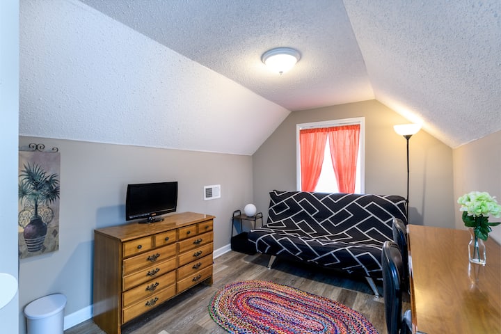 تحتوي غرفة النوم 4 على سرير فوتون كامل الحجم، وسرير شيزلونج بحجم مزدوج