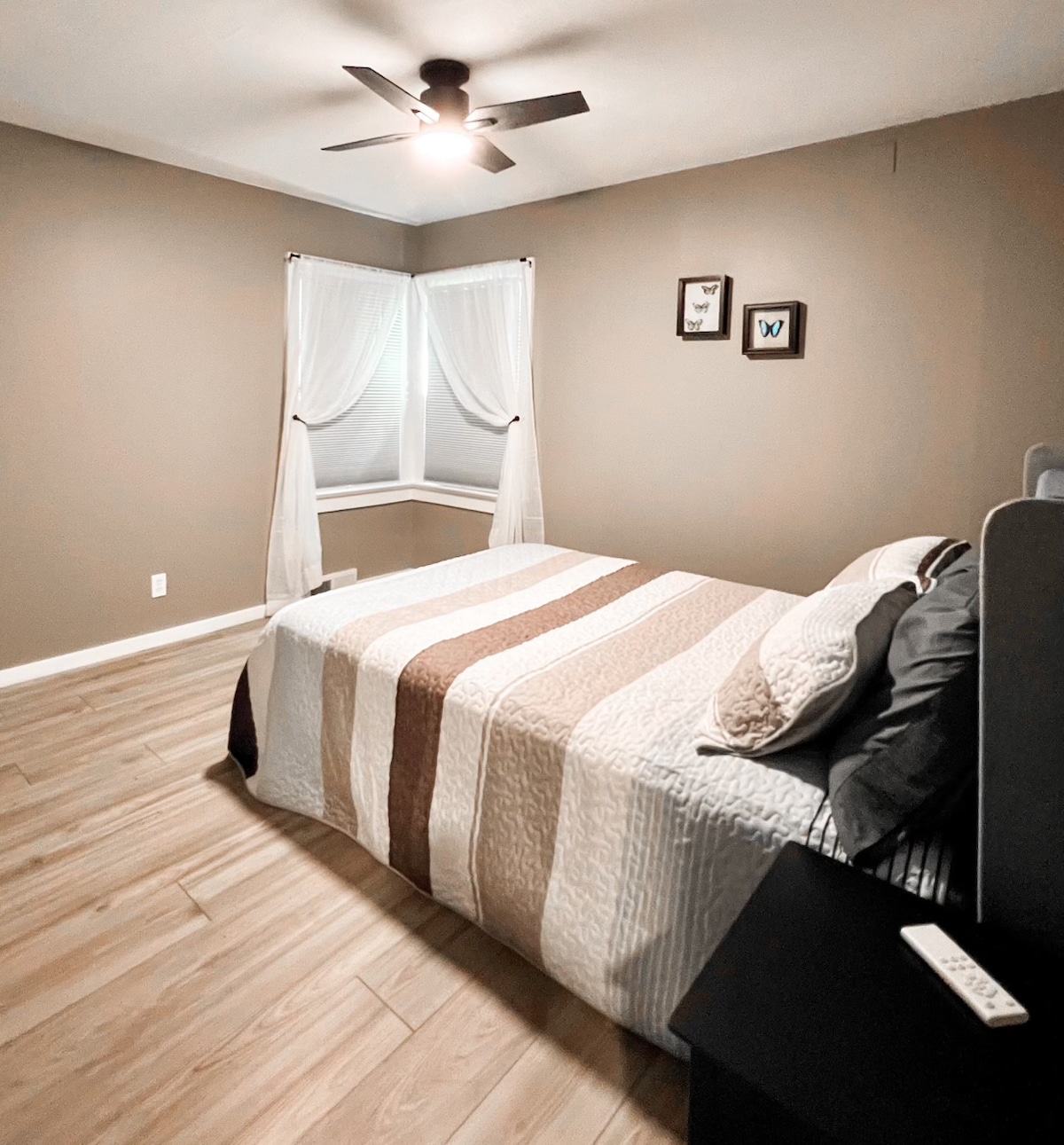 Тази спалня се намира на първия етаж. 