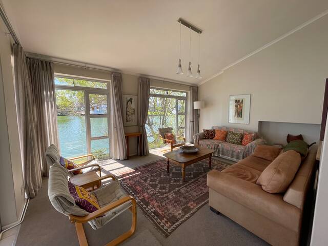 Kingfisher – A beautiful home on the waters edge! gallery image 3