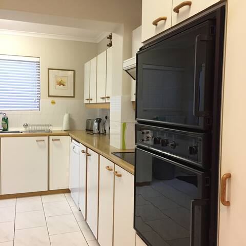 Kingfisher – A beautiful home on the waters edge! gallery image 5