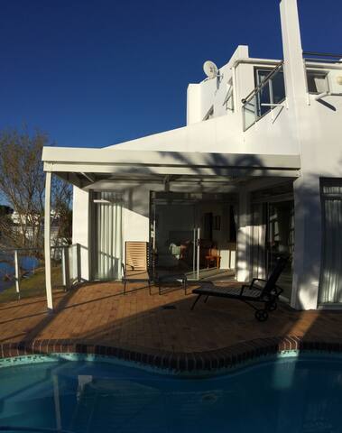 Kingfisher – A beautiful home on the waters edge! gallery image 2