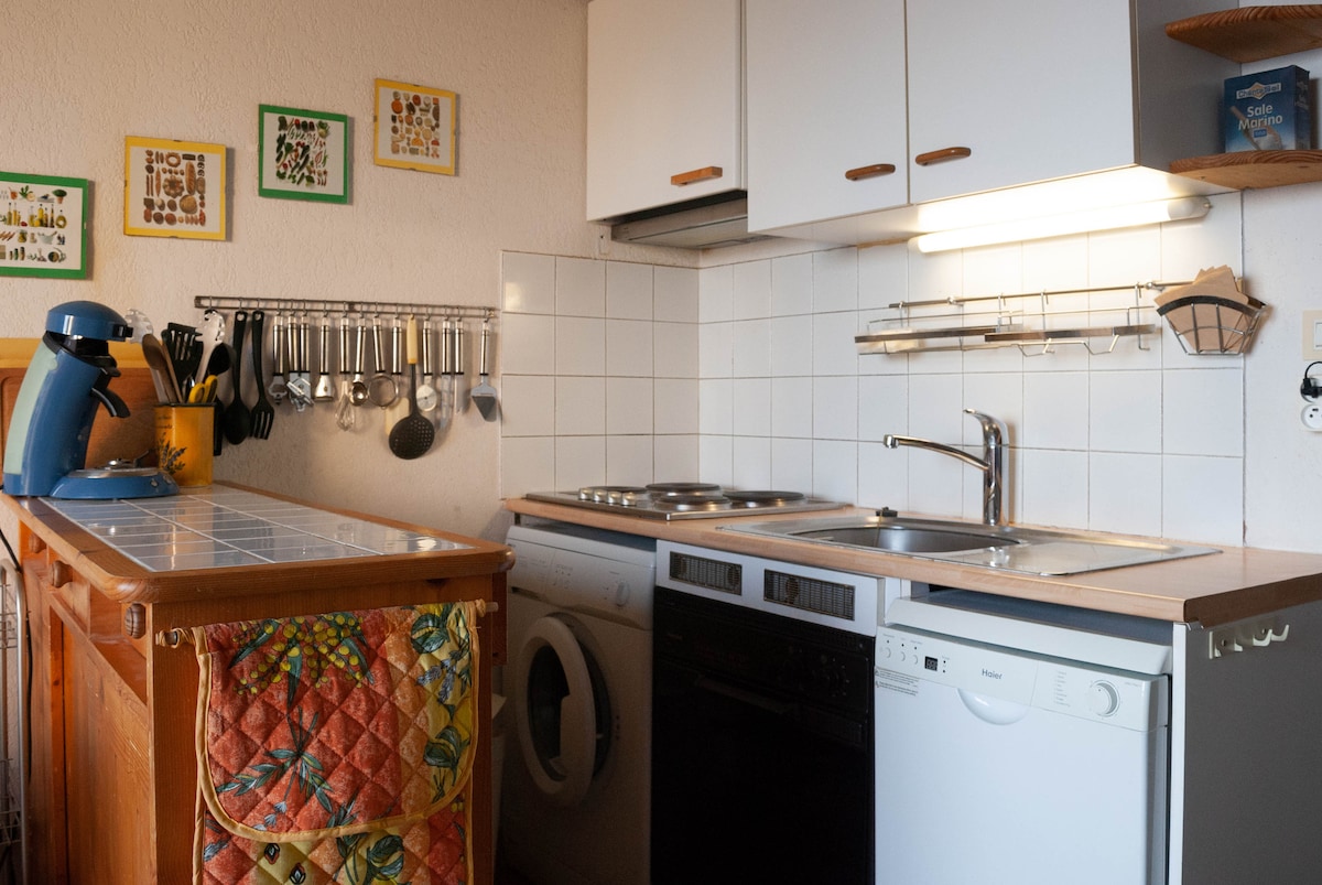 Annonce Airbnb populaire: Sea view apartment à Rayol Canadel Sur Mer