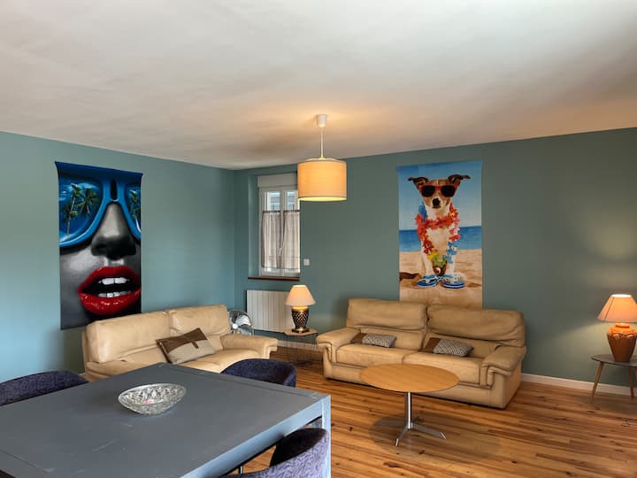 Grande pièce de vie avec deux canapés dans la partie salon 