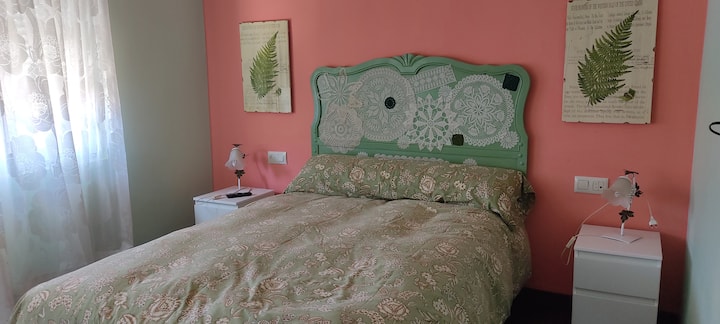 Dhoma kryesore e gjumit. Decorado me MIMO do të gjesh gjithçka në mënyrë që çdo ditë të zgjohesh plot energji. Një krevat dopio 135 cm, një televizor, abazhurë tavoline, dollap, grila dhe perde për të siguruar pushimin tënd.