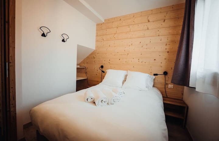 Cette chambre se situe au rez-de-chaussée, à proximité de la chambre des enfants