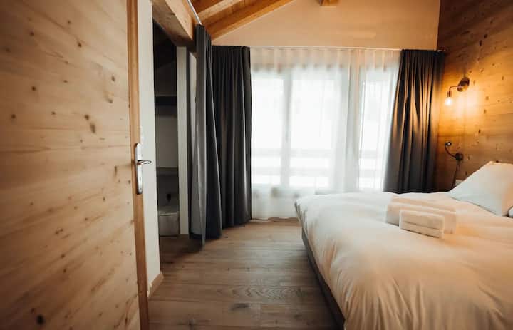 Cette chambre se situe au 2ème étage, elle a vue sur l'arrière du chalet. Elle comprend un dressing et une salle de bains