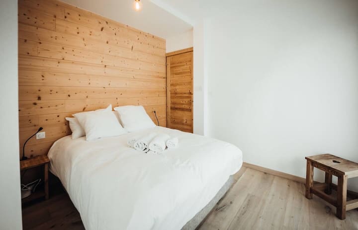 Chambre située au rez-de-chaussée, à gauche de la chambre des enfants
Elle est pourvue d'un placard / penderie 