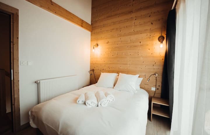 Sûrement la plus belle chambre
Elle est située au 2ème étage et offre une super vue sur Saint Gervais et le Mont Blanc. Elle possède aussi sa propre salle de bain et permet d'accéder à un espace "cabane": dédié totalement aux petits et grands enfants
