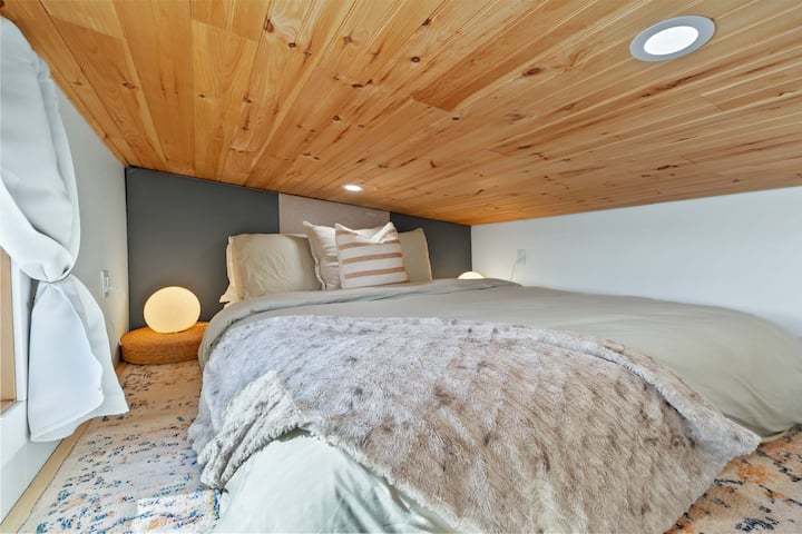 Tembea kwenye roshani yetu yenye starehe yenye kitanda cha ukubwa wa malkia na mandhari ya maji ya kuamka.