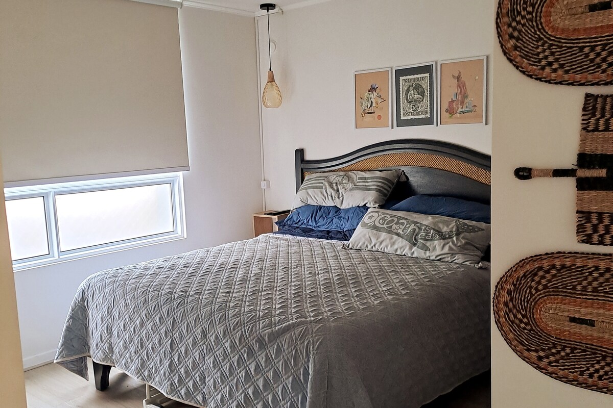 Hoofdslaapkamer en suite. ruime kast.
Kingsize bed, smart-tv met gevarieerde streaming-apps. Werkstation met bureau en stoel. Verduisteringsrolgordijnen