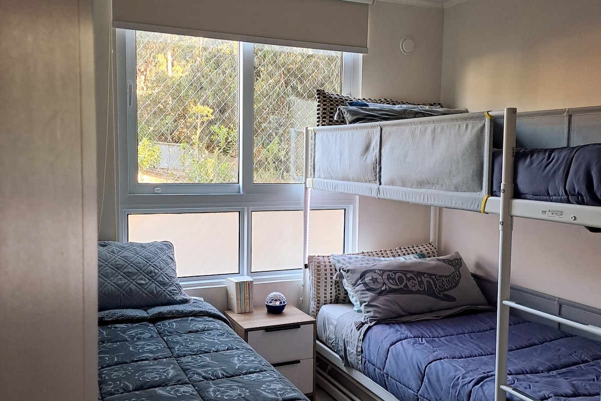 Tweede slaapkamer. 3 eenpersoonsbedden, comfortabele kussens, matrassen van zeer goede kwaliteit. Verduisteringsrolgordijnen