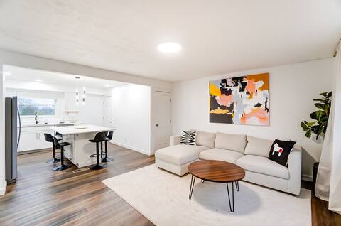 Cozy 4BR Updated Home Wi-Fi, Parking, Full Kitchen