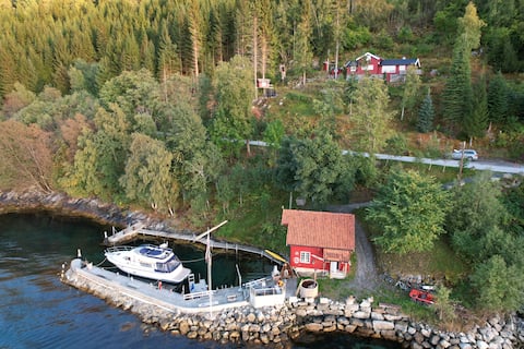 Cabin with boathouse and private jetty – boat rental – kayak
