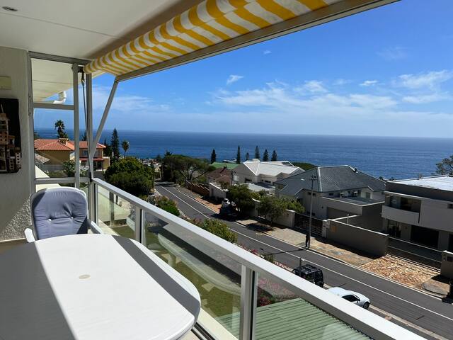 Camps Bay 2 Beds Grand Sea View gallery image 2