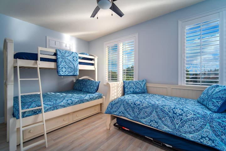 三层卧室配有双层床和带脚轮的床。