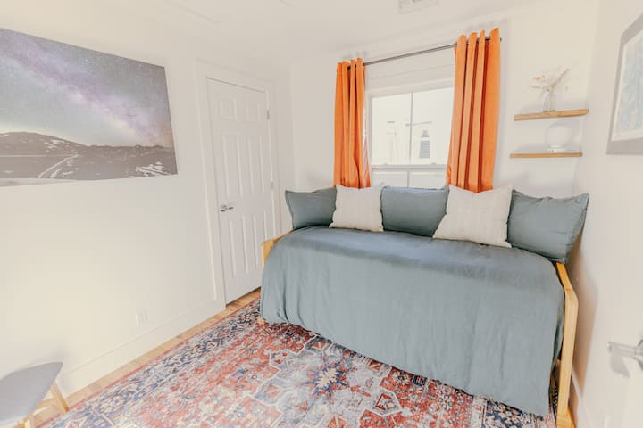 Двоен дневен кревет со двојно скокачко тркалце. Имајте предвид дека оваа соба е удобна и мала. Вратата на плакарот не се отвора целосно, но плакарот сѐ уште е лесно достапен. 