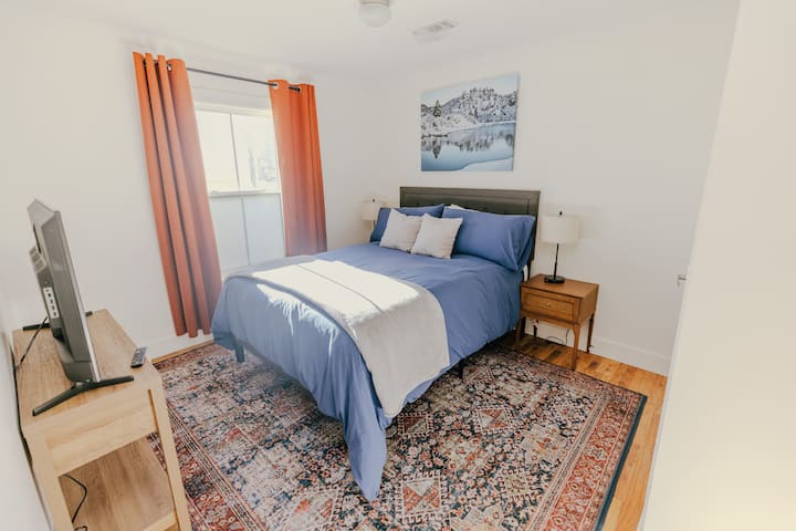 Главната спална соба има брачен кревет (широк 150-179 см), паметен телевизор, простран плакар и огледало во цела должина.