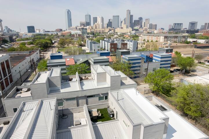 30% off MTR stays ~ Roof Deck*BBQ*Downtown Views! gallery image 2