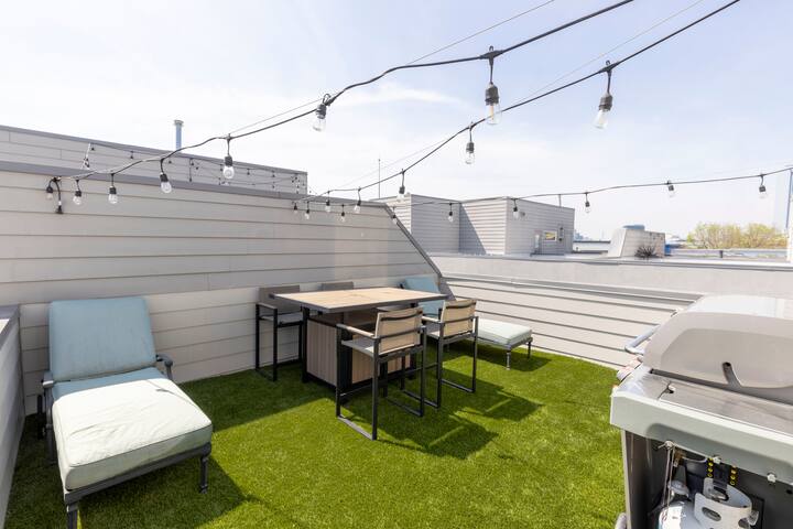 30% off MTR stays ~ Roof Deck*BBQ*Downtown Views! gallery image 4