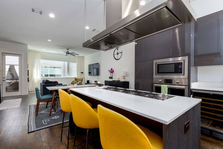 30% off MTR stays ~ Roof Deck*BBQ*Downtown Views! gallery image 5