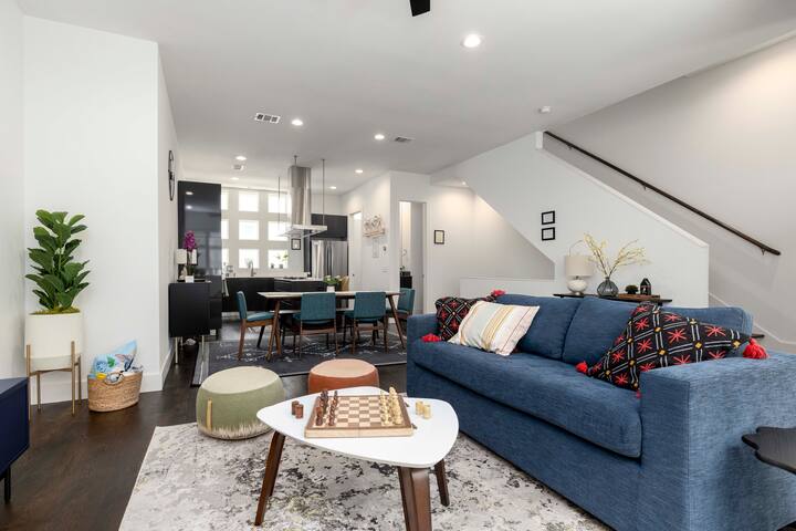 30% off MTR stays ~ Roof Deck*BBQ*Downtown Views!