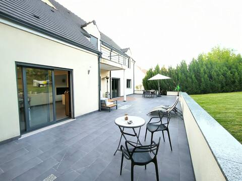 Prestigious house on the outskirts of Paris